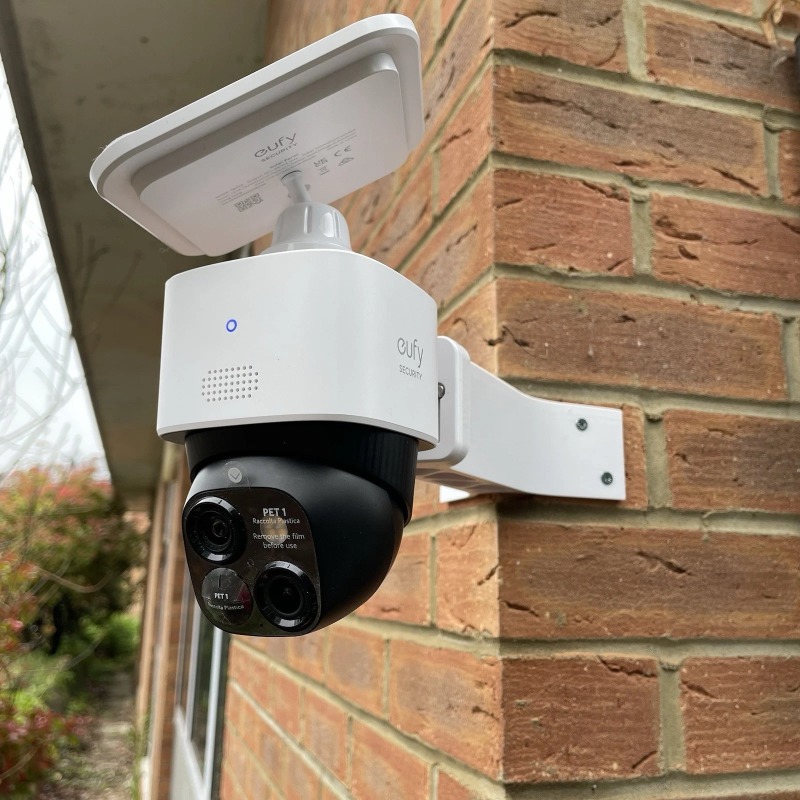 Zewnętrzny narożny uchwyt ście – Eufy Camera E220 recenzja i cena